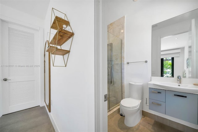 full bathroom featuring baseboards, toilet, a stall shower, and vanity