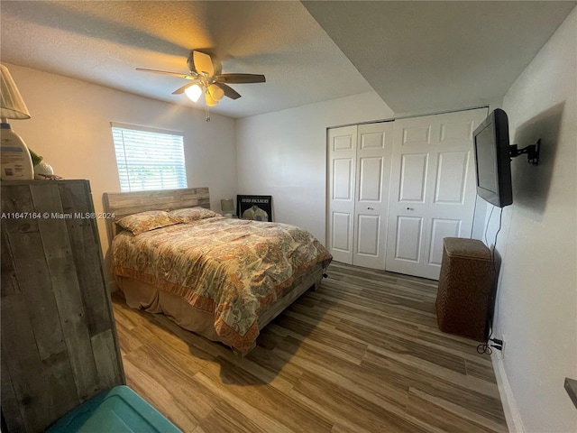 bedroom with ceiling fan, wood-type flooring, a textured ceiling, and a closet