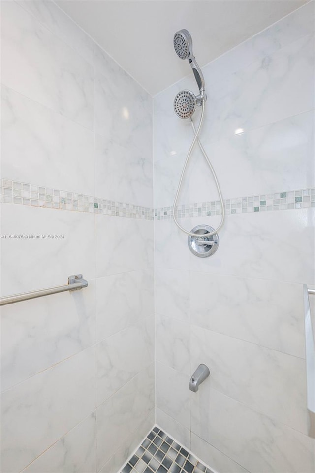 bathroom featuring tiled shower