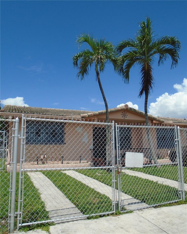 view of side of property featuring a yard