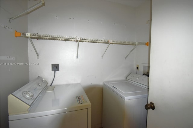 laundry area with laundry area and washing machine and clothes dryer