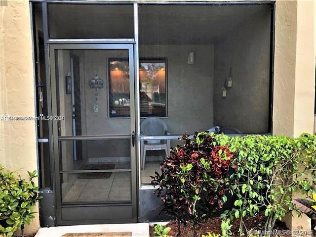 entrance to property with stucco siding