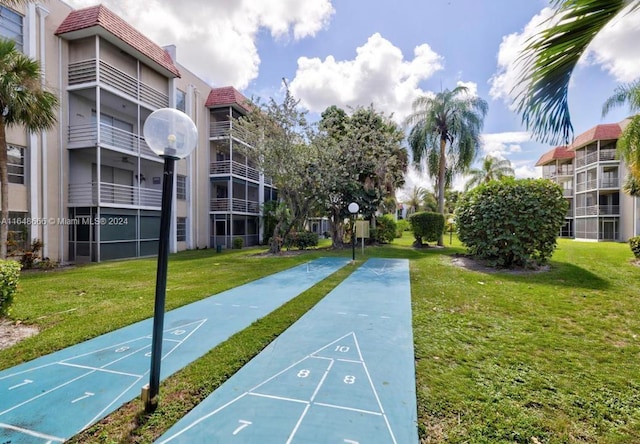 view of property's community featuring a lawn