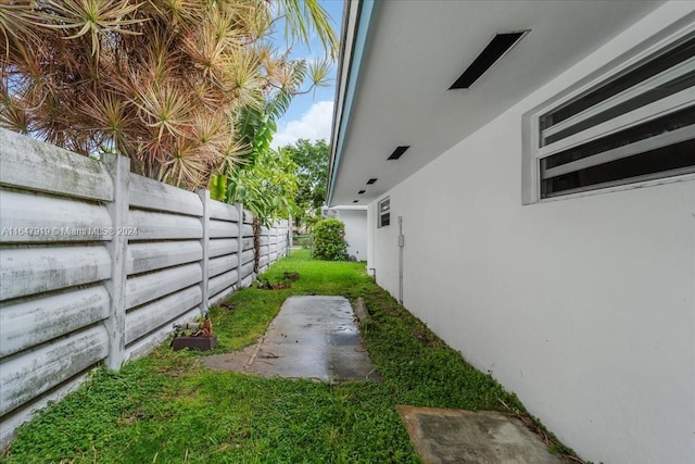 view of yard featuring a patio