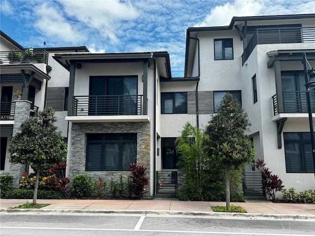 view of front of home featuring a balcony