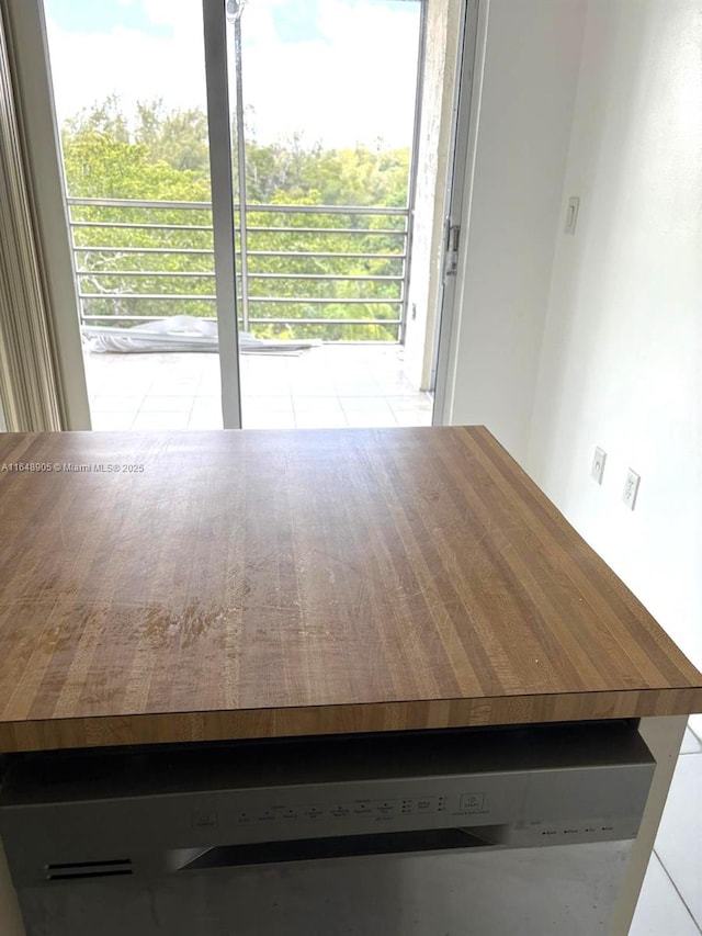 unfurnished room featuring tile patterned flooring