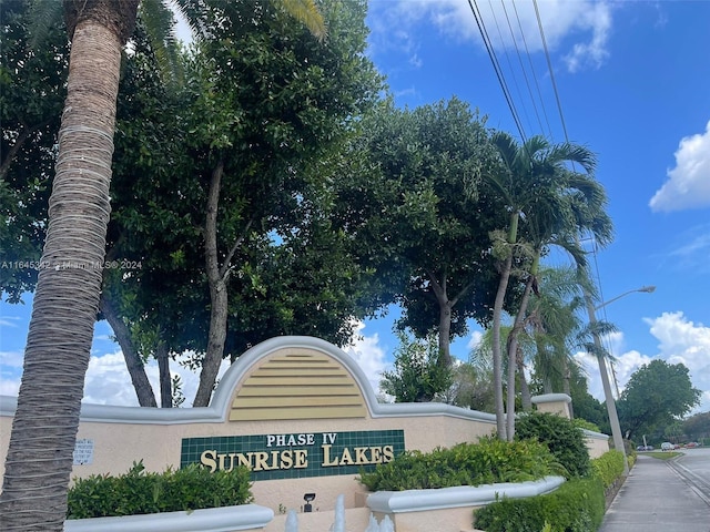 view of community / neighborhood sign