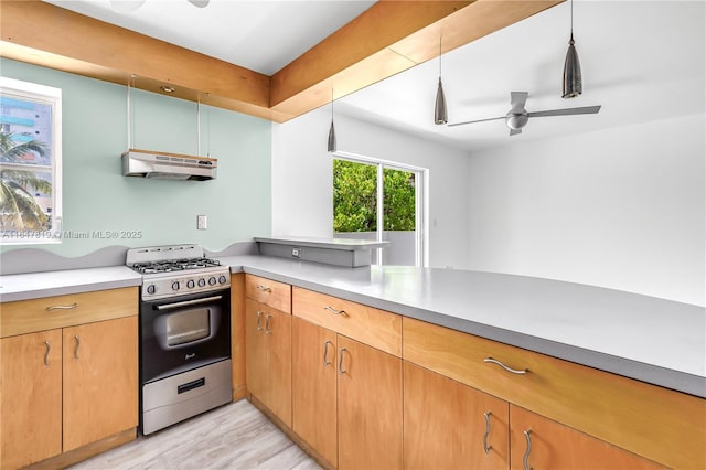 kitchen featuring stainless steel range with gas cooktop, kitchen peninsula, ceiling fan, and light hardwood / wood-style flooring