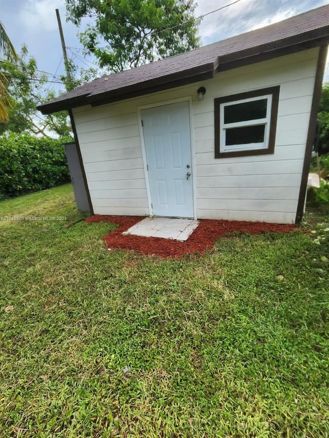 view of outdoor structure with a yard