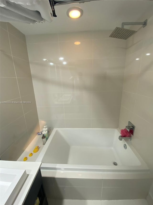 bathroom with vanity and tiled shower / bath