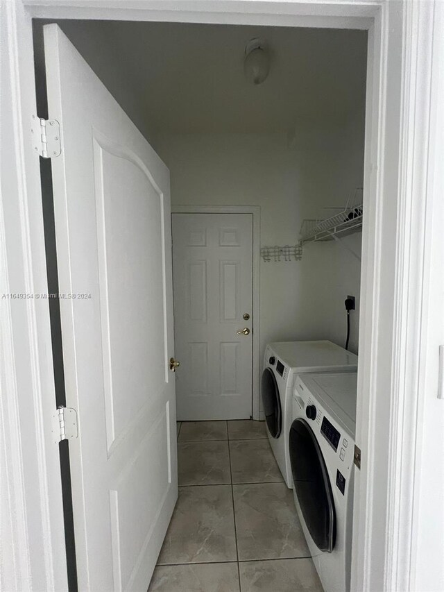 laundry room with light tile patterned floors and independent washer and dryer