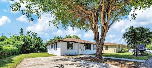 view of front of property featuring a front lawn