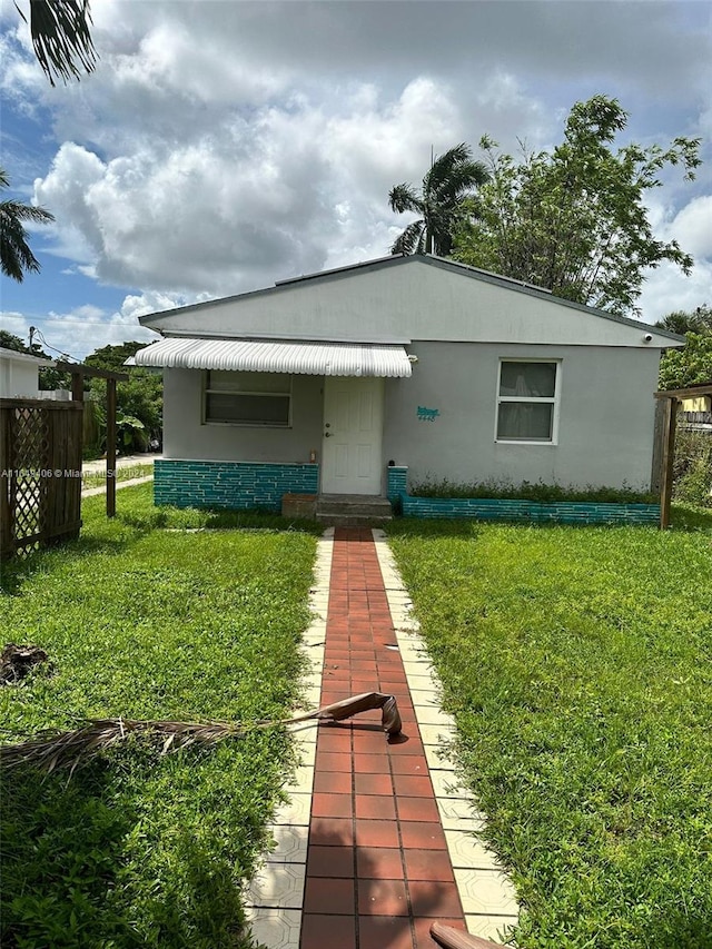 view of front of property with a front yard