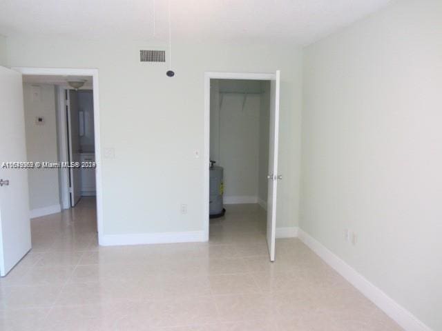 empty room featuring light tile patterned floors