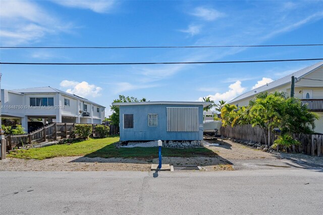 view of front of home featuring a front yard