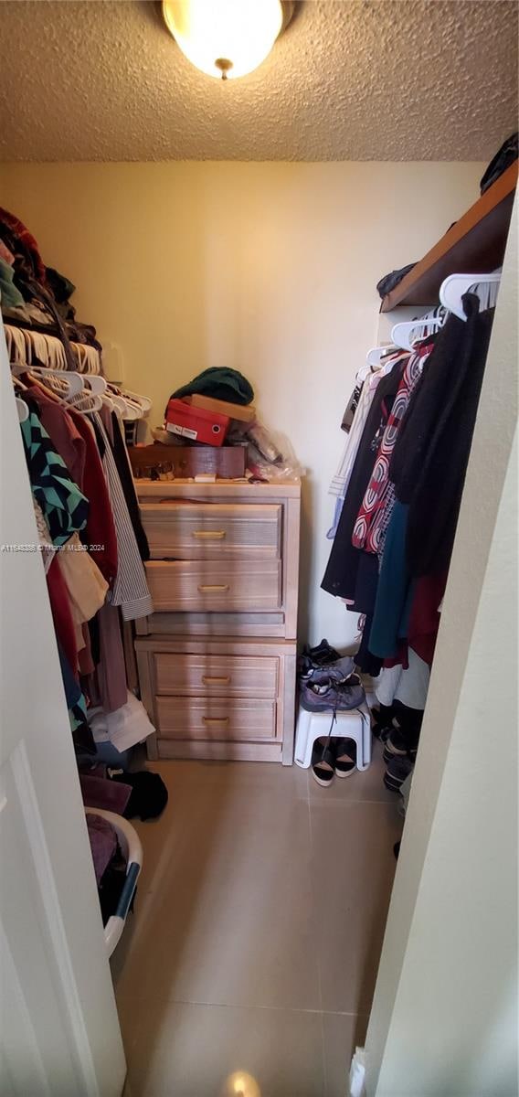 walk in closet featuring tile patterned floors