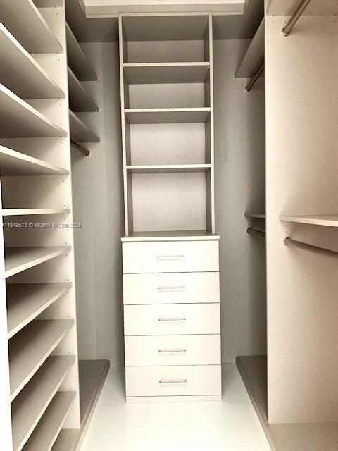 851 NE 1st Ave Unit 2110, Miami, FL 33132 - view of walk in closet