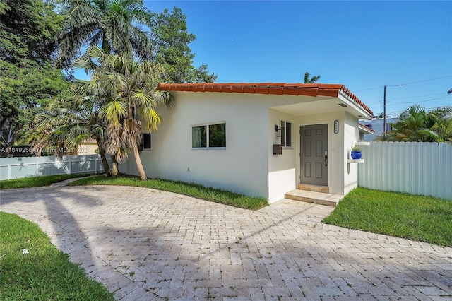 view of front of home featuring a front lawn