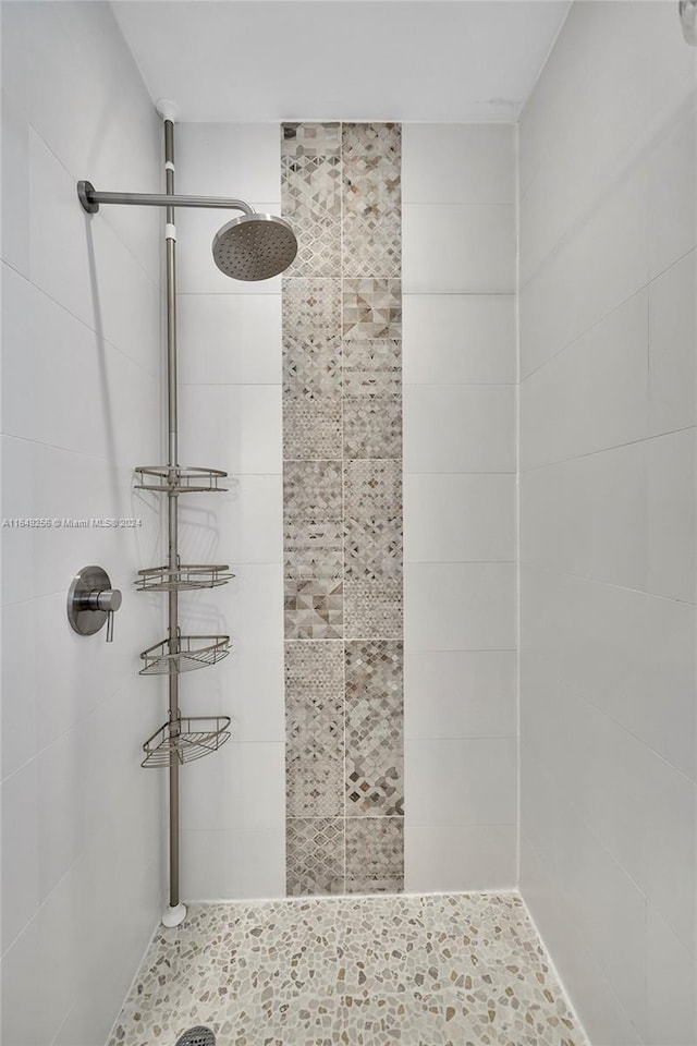 bathroom featuring tiled shower