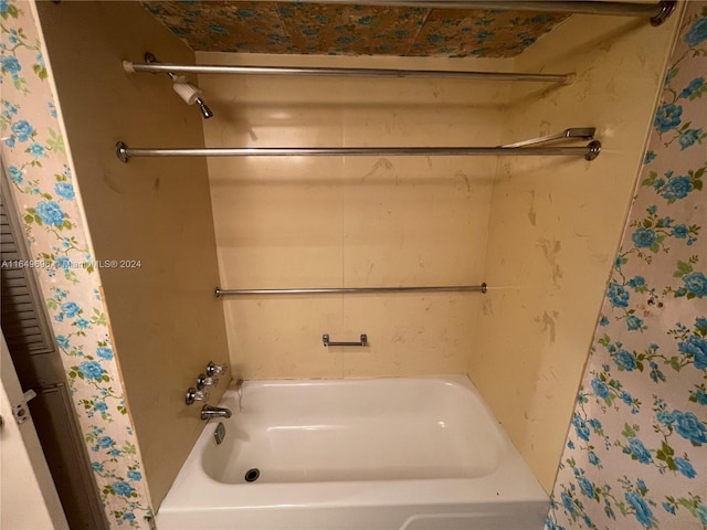 bathroom with bathtub / shower combination