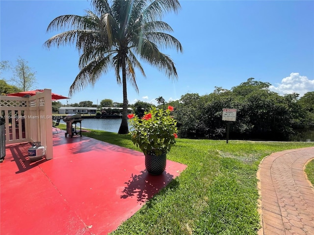 view of yard featuring a water view