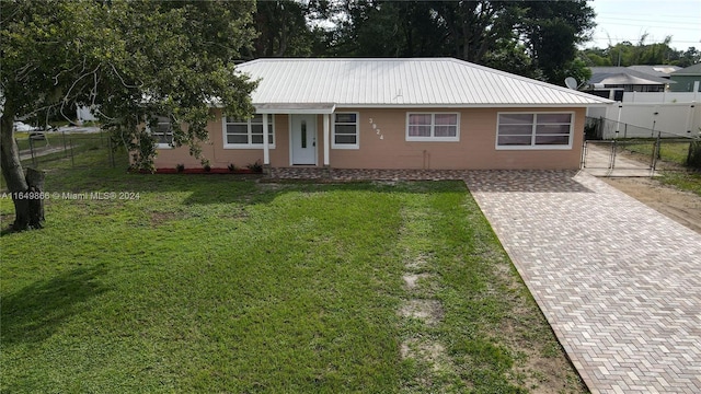 view of front of house featuring a front yard