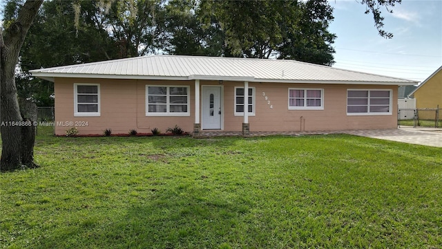 single story home featuring a front lawn