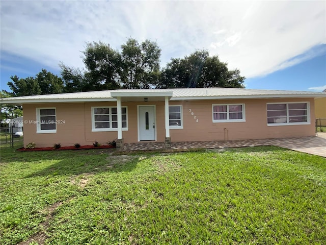 single story home featuring a front lawn