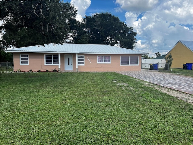 single story home featuring a front lawn