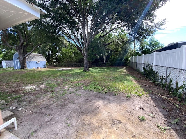 view of yard with an outbuilding