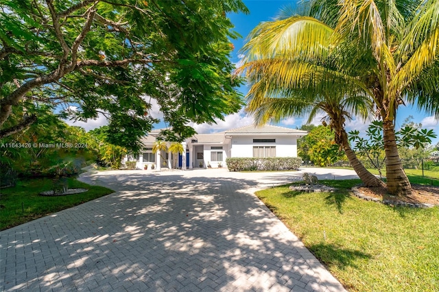 view of front of house featuring a front lawn