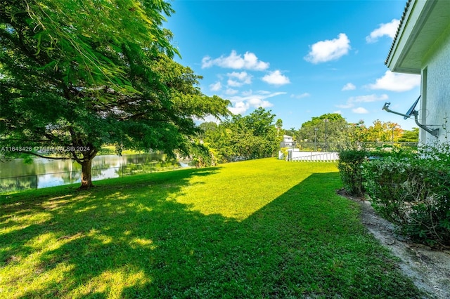 view of yard featuring a water view