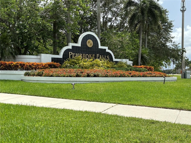 community / neighborhood sign featuring a yard