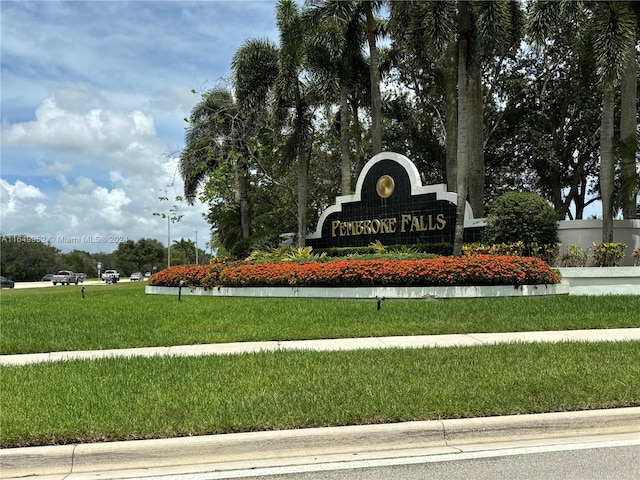 community / neighborhood sign featuring a yard