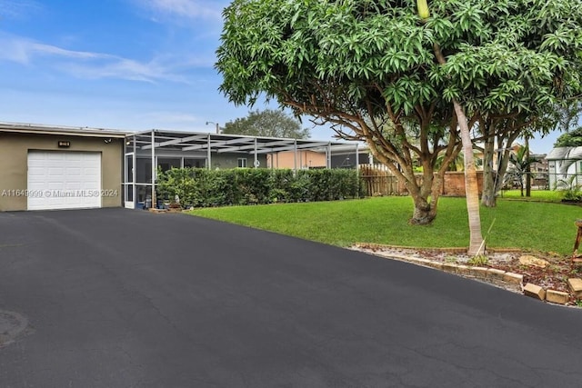 single story home with a front lawn