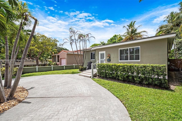 view of front of property featuring a front lawn