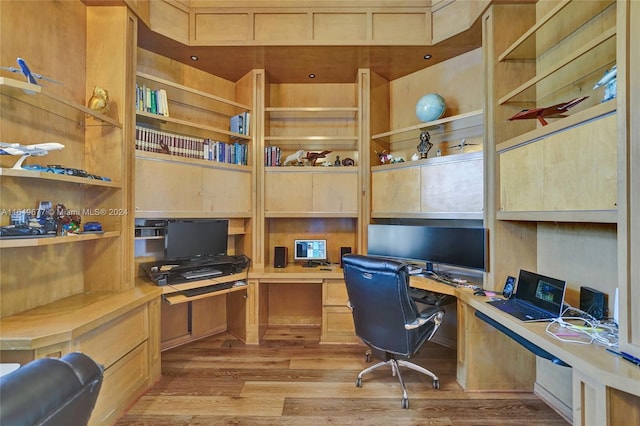 office area featuring built in desk and light hardwood / wood-style floors