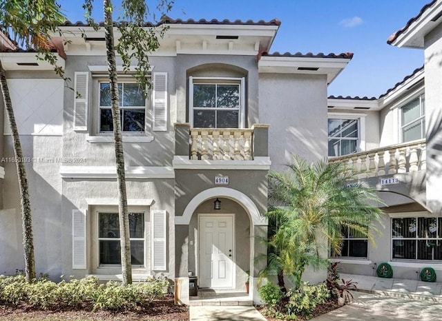 mediterranean / spanish-style home featuring a balcony