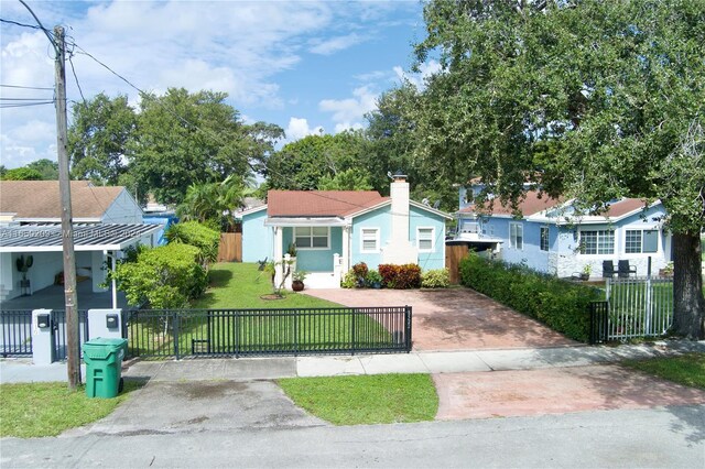 view of front of house featuring a front lawn