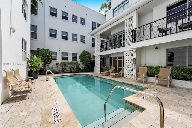 view of swimming pool featuring a patio