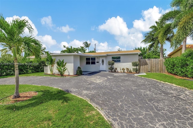 single story home with a front lawn