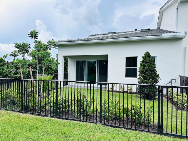 view of side of property featuring a lawn