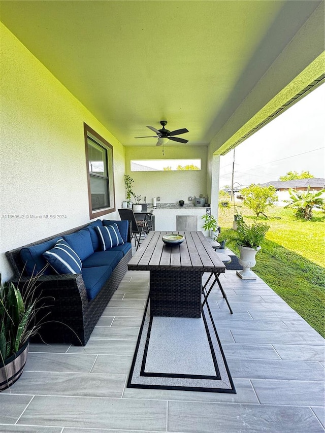 view of patio with an outdoor hangout area, an outdoor kitchen, and ceiling fan