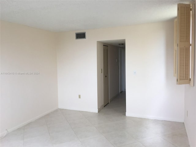 empty room featuring light tile patterned flooring