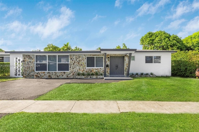 ranch-style home featuring a front lawn