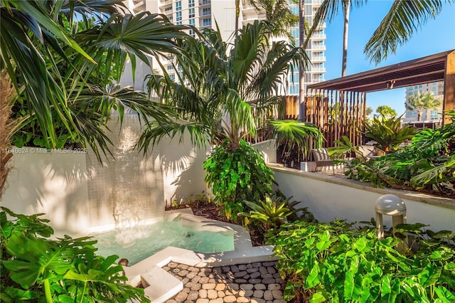 view of yard featuring a jacuzzi