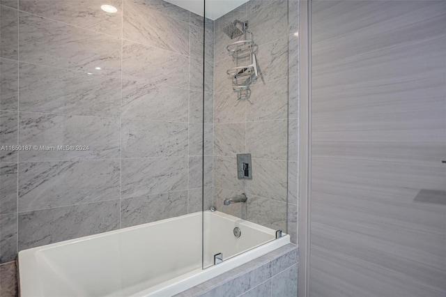 bathroom featuring tiled shower / bath