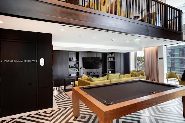 playroom featuring pool table