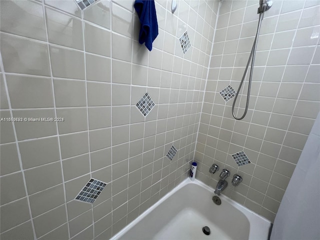 bathroom featuring tiled shower / bath