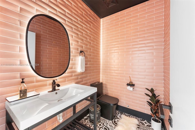 bathroom featuring toilet and sink